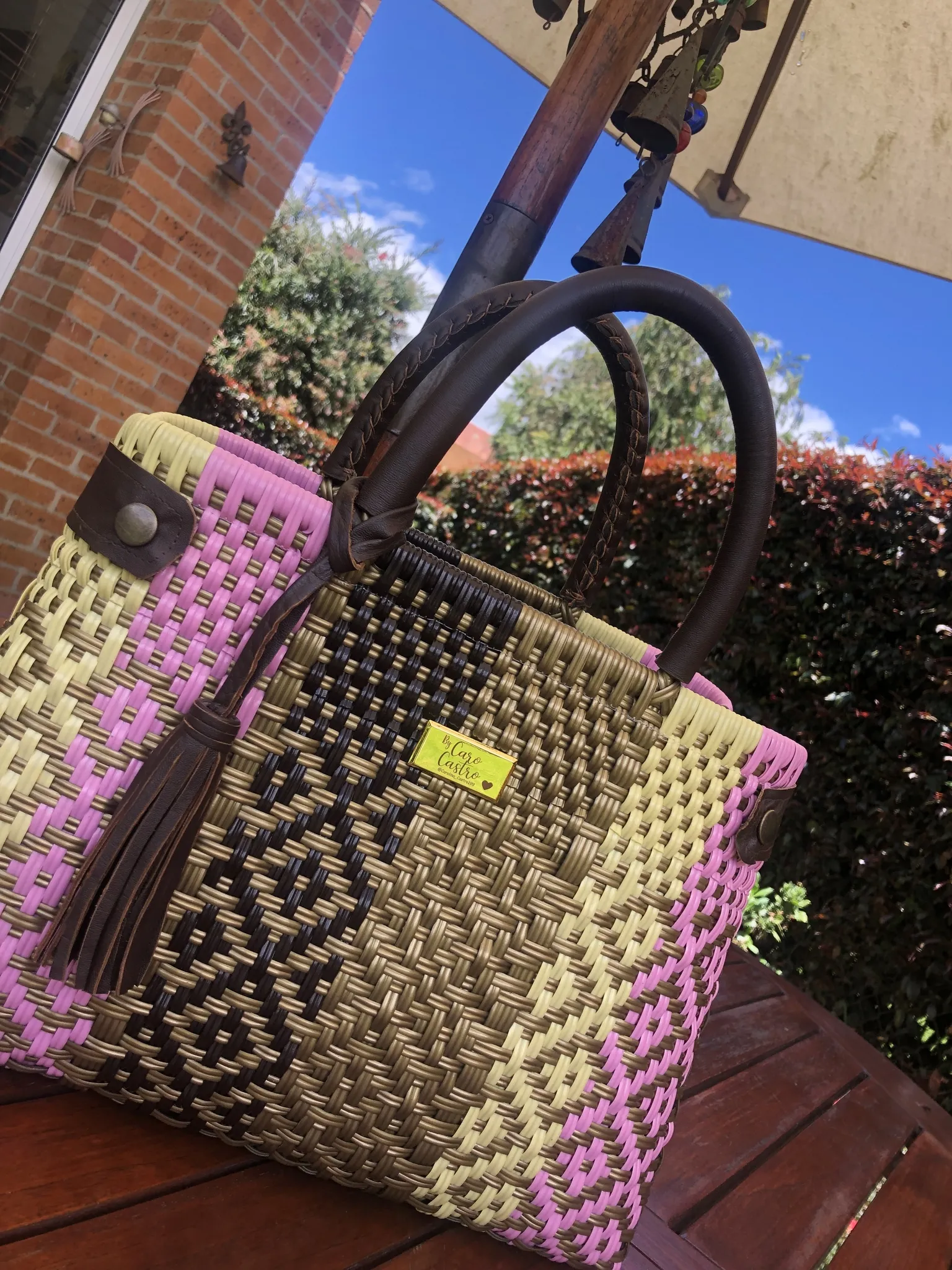 Cartera Rosada con Cafe tejida a mano