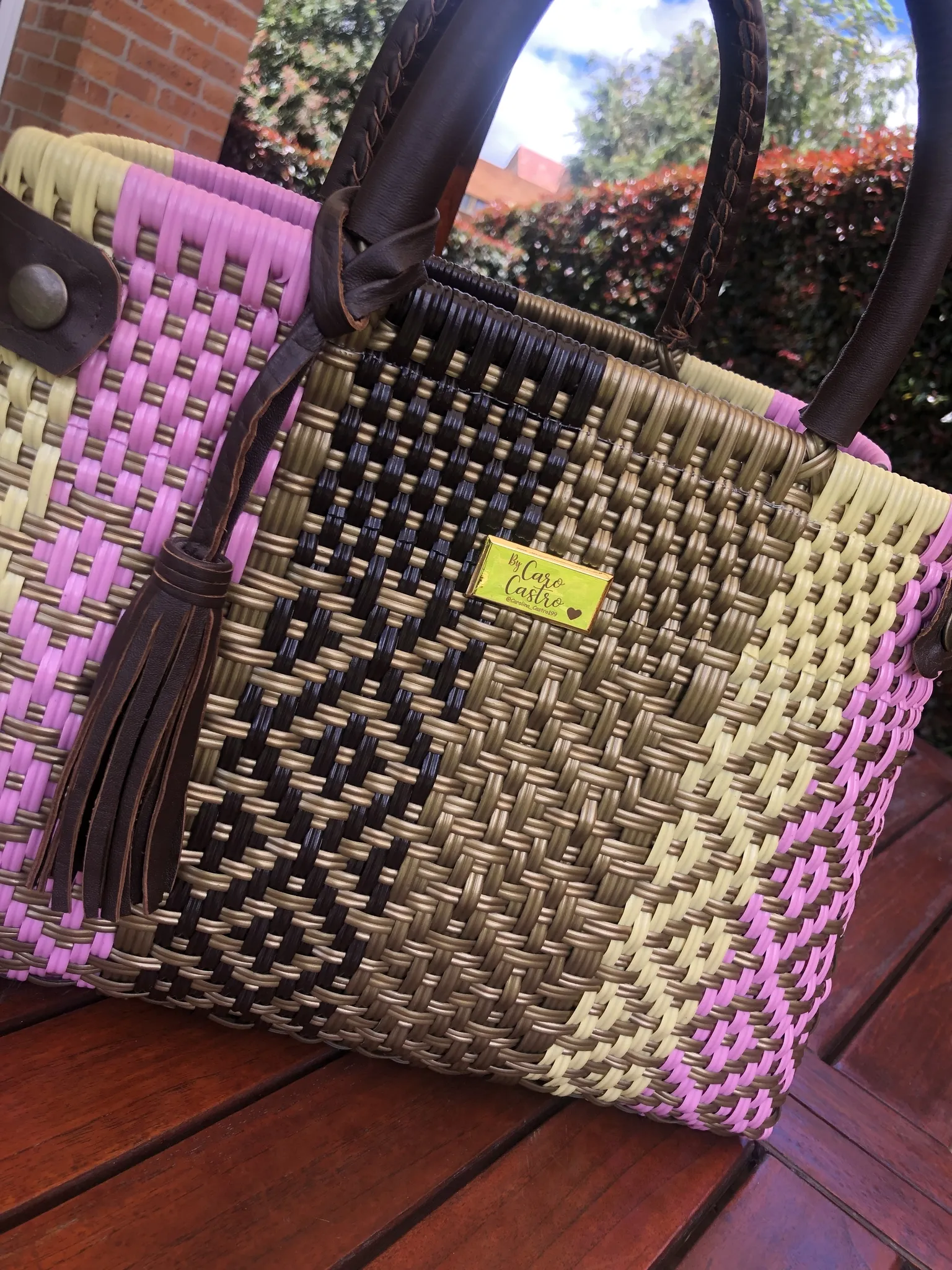 Cartera Rosada con Cafe tejida a mano 2