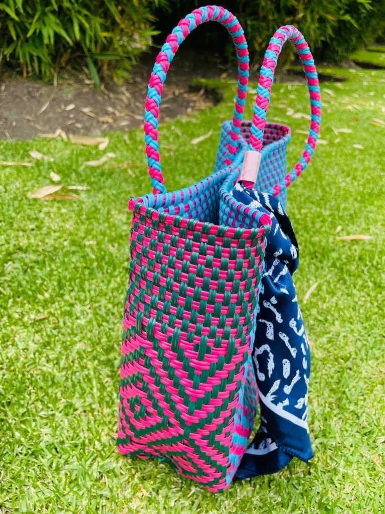 Cartera Tejida Mediana fucsia con azul y verde 2