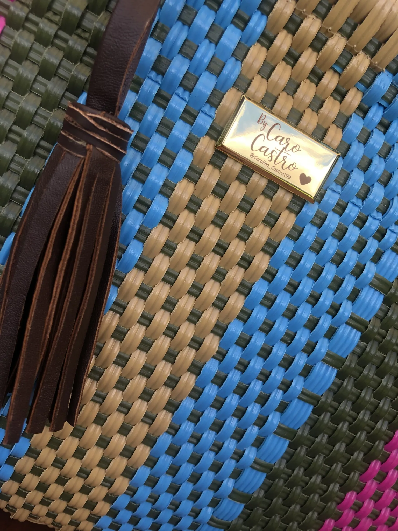 Cartera fucsia, azul y ocre, tejida a mano. 2