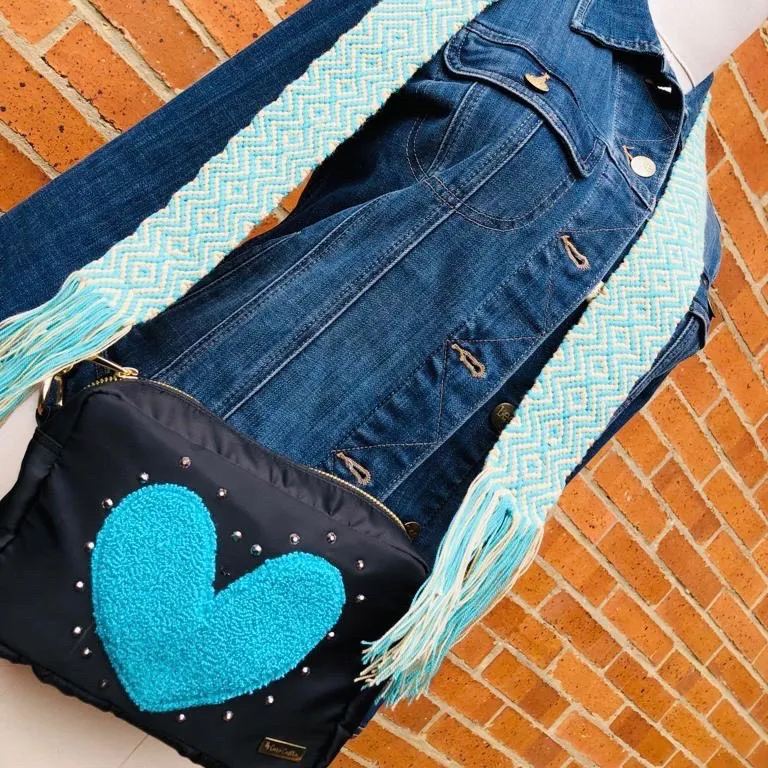 Bandolera con Corazón Bordado Azul 3