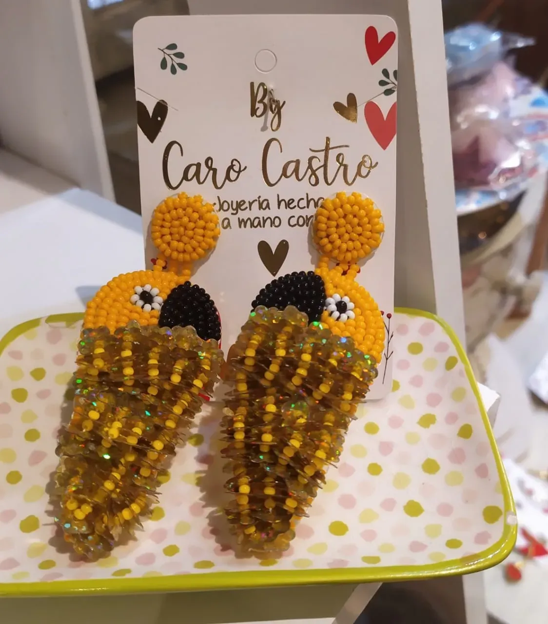 Loro Amarillo elaborado en mostacilla y lentejuelas, Hechas a Mano