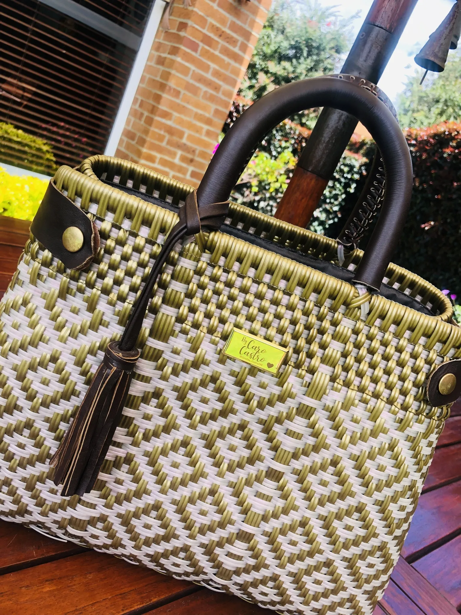 Cartera palo de rosa con dorado.