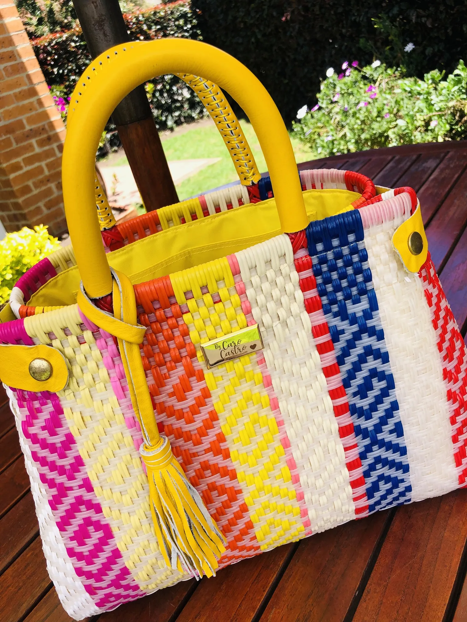 Cartera multicolor tejida a mano.