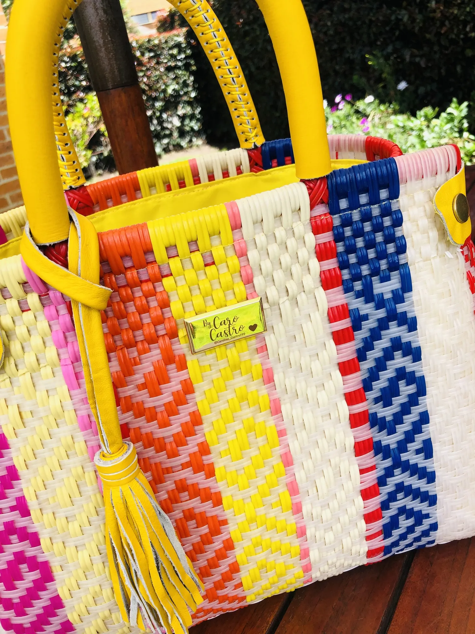 Cartera multicolor tejida a mano. 2