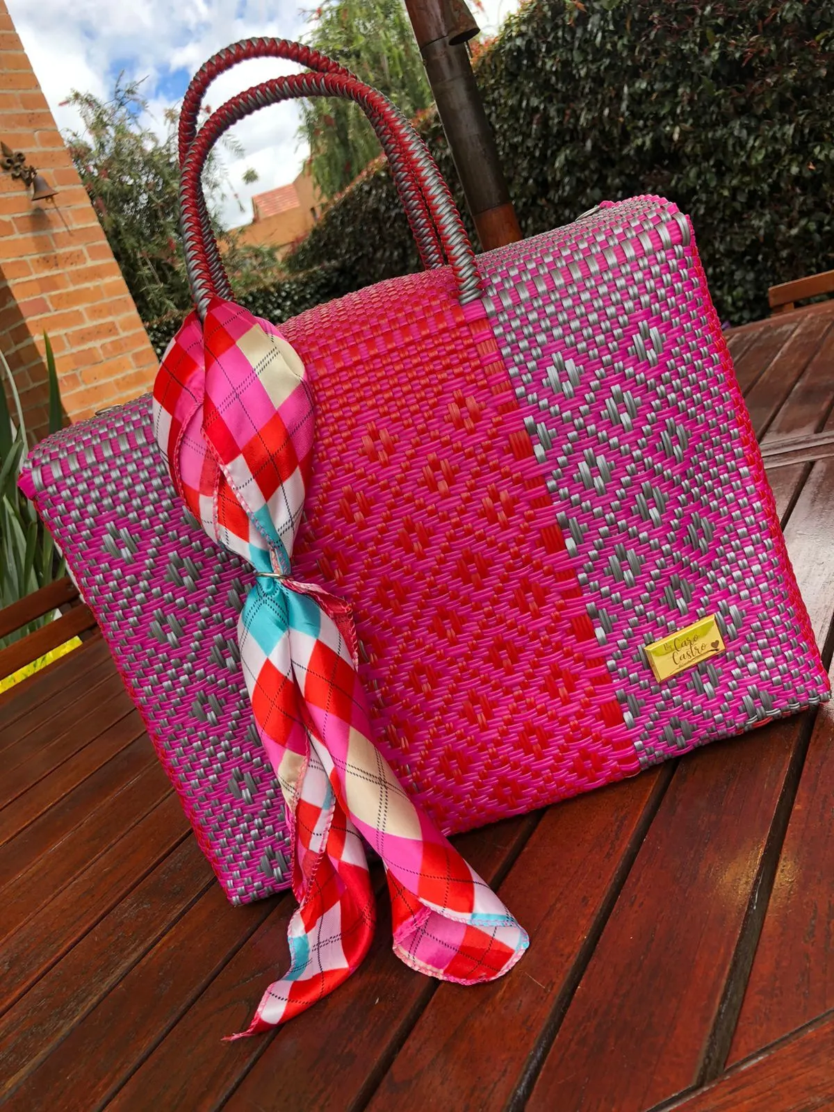 Cartera Tejida Baúl color fucsia y plateado