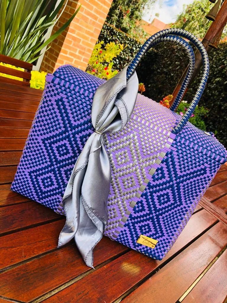 Cartera Tejida Baúl color morado, Lila y plateado