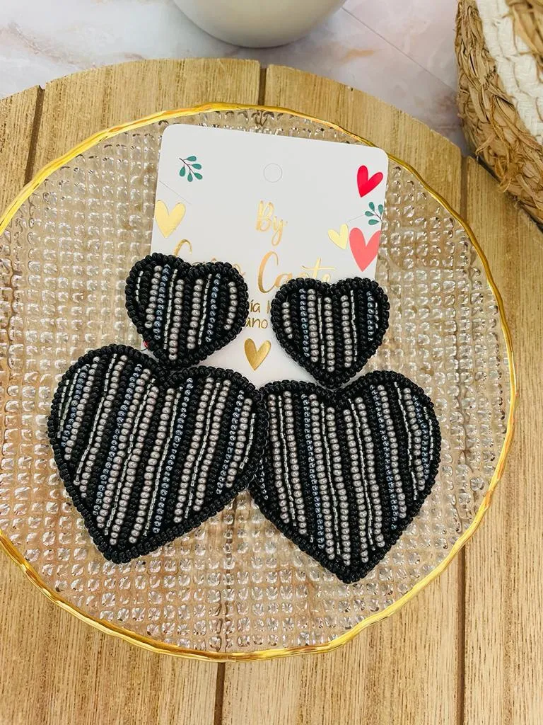 Aretes Corazón Negro con Líneas Plateadas
