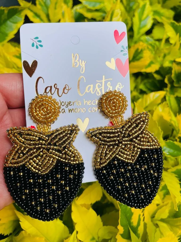 Aretes Fresa Negras con Hojas Doradas
