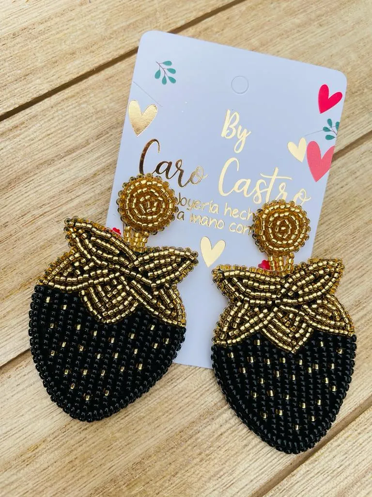 Aretes Fresa Negras con Hojas Doradas 2