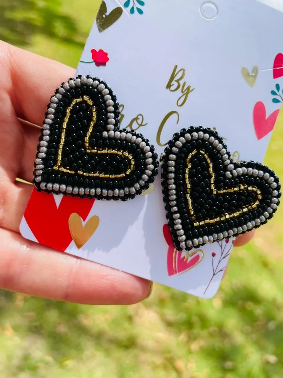 Topo de Corazon negro con borde dorado.