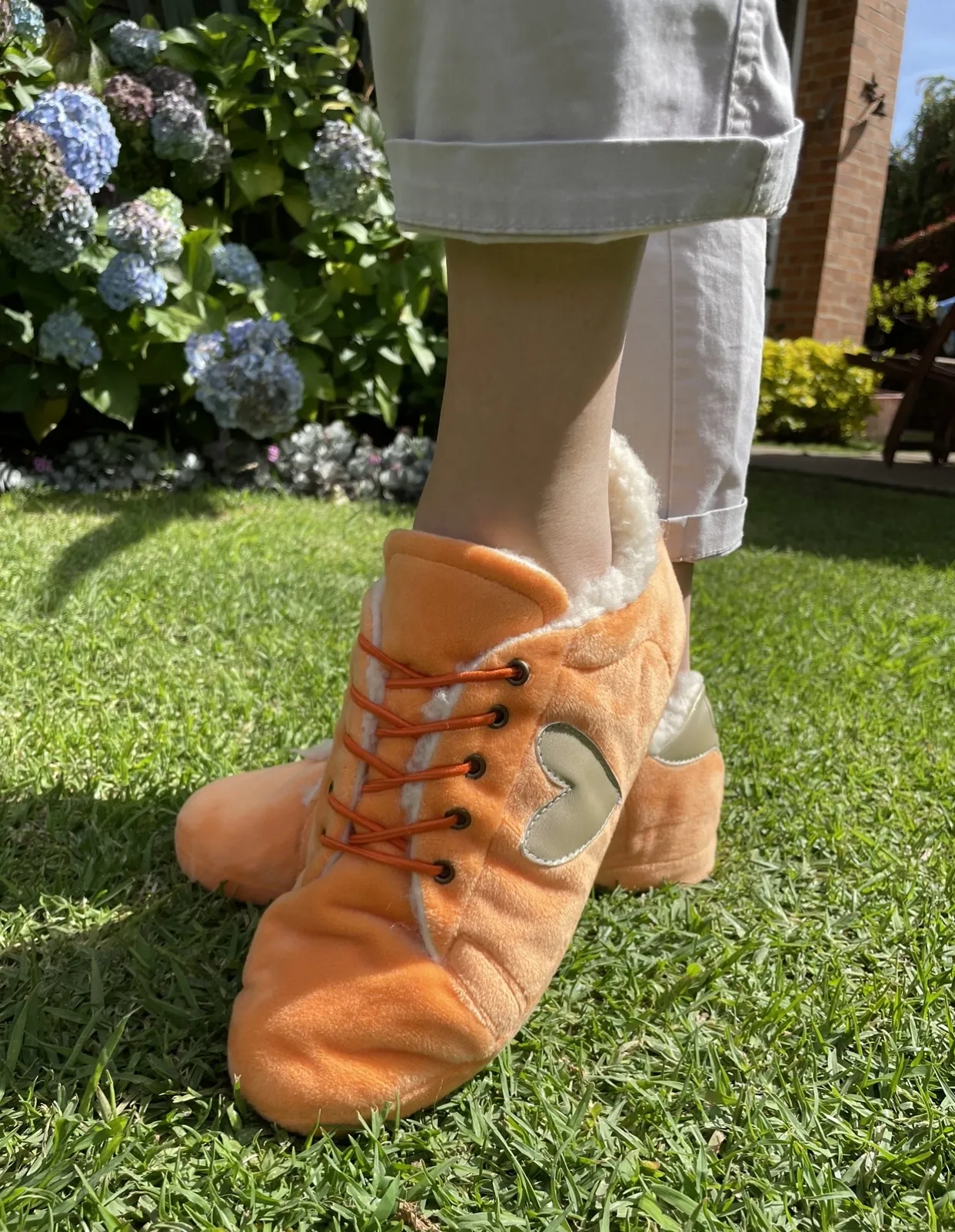 Babuchas Tennis Naranjas con Corazón Dorado 4