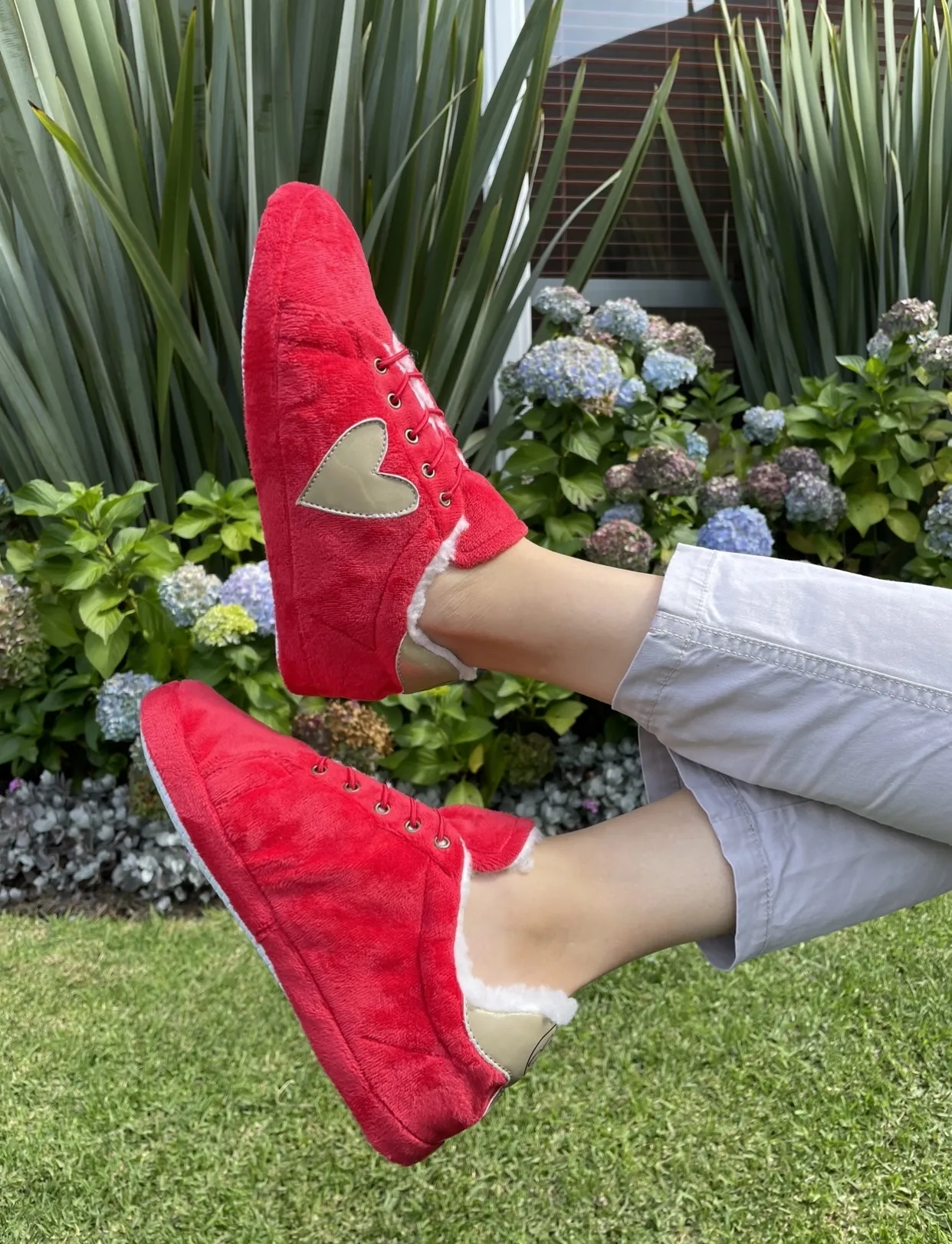 Babuchas Tennis Rojas con Corazón Dorado