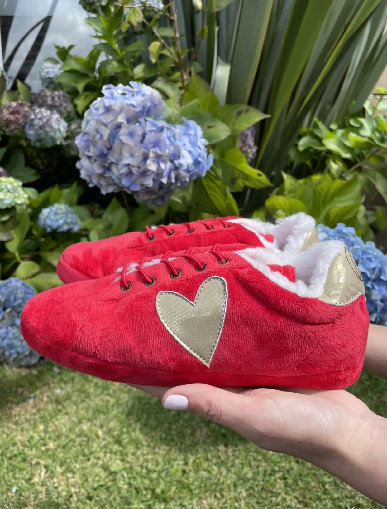 Babuchas Tennis Rojas con Corazón Dorado 3