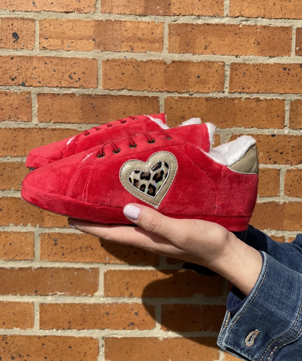 Babuchas Tennis Rojas con Corazón en Animal Print