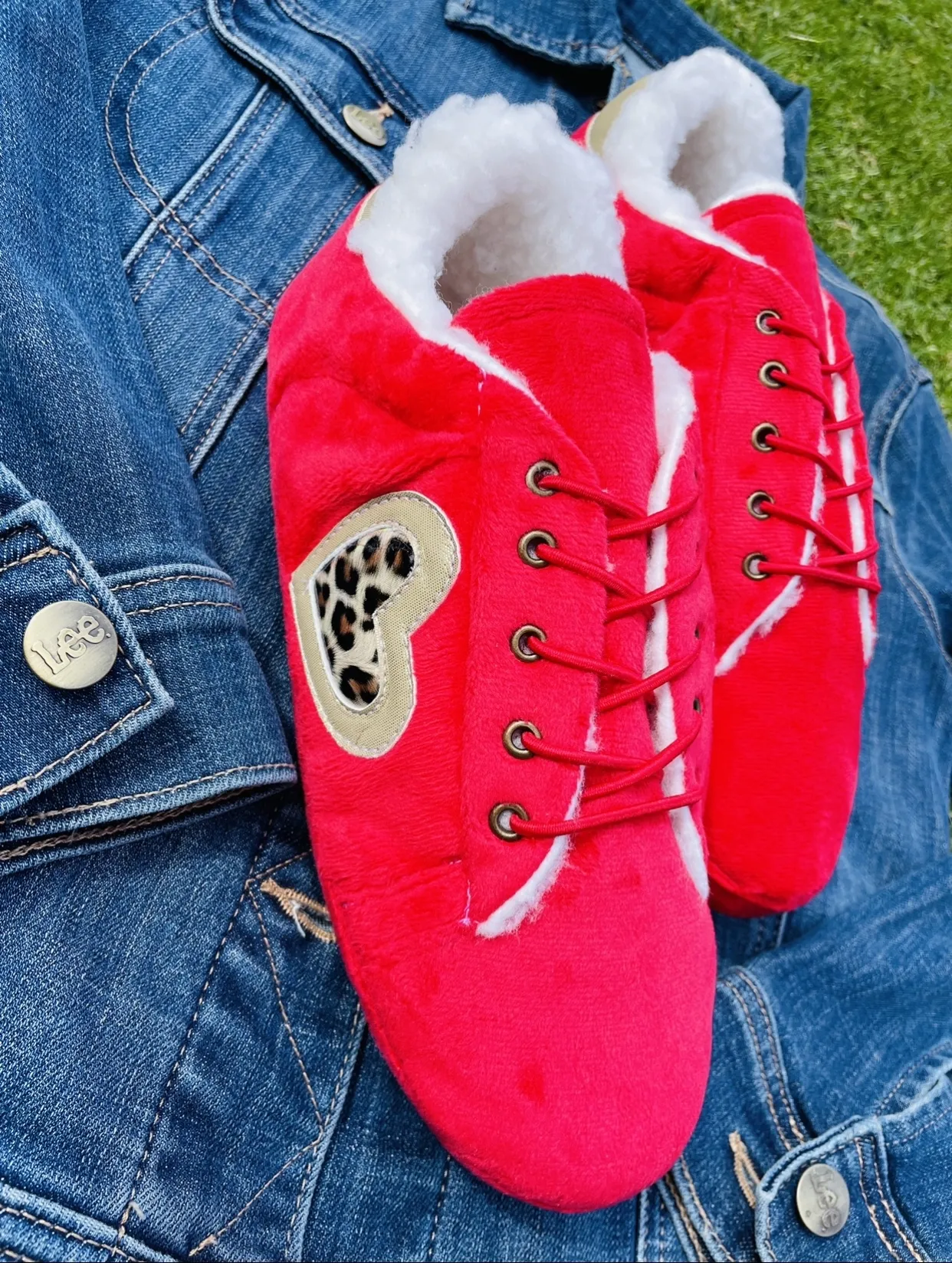 Babuchas Tennis Rojas con Corazón en Animal Print 2