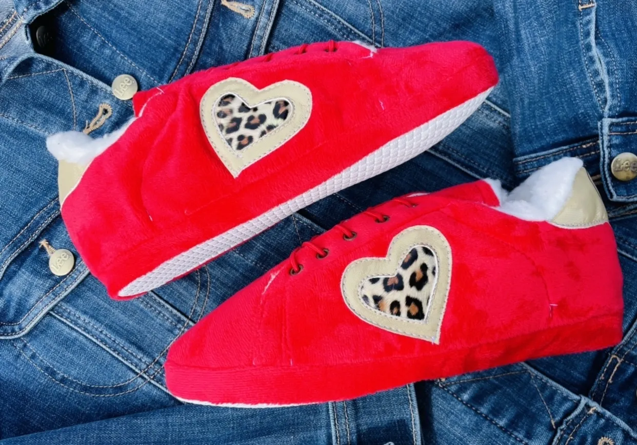 Babuchas Tennis Rojas con Corazón en Animal Print 3