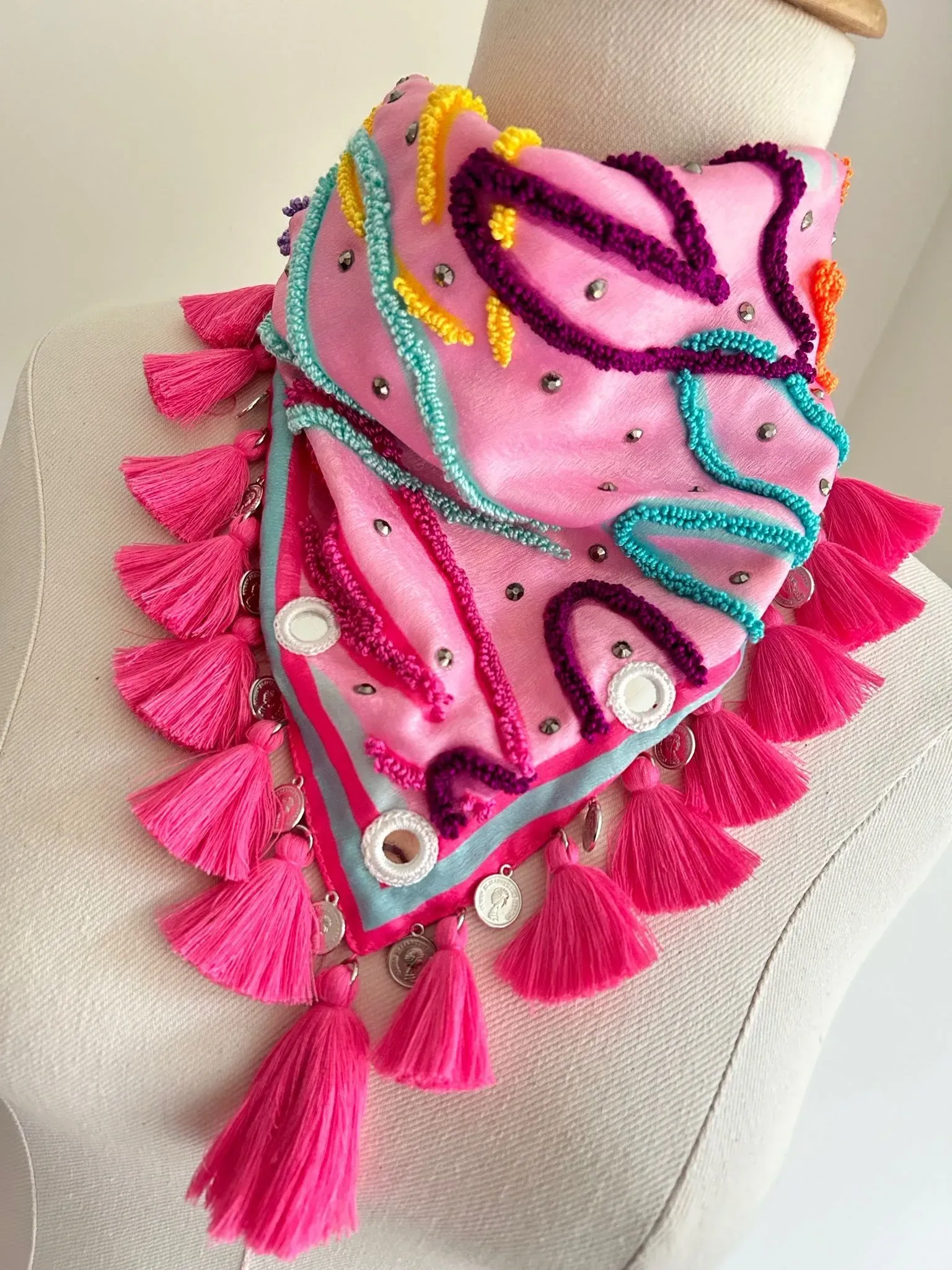 Pañoleta Fucsia  🩷 “Dulce Corazón” bordada a mano