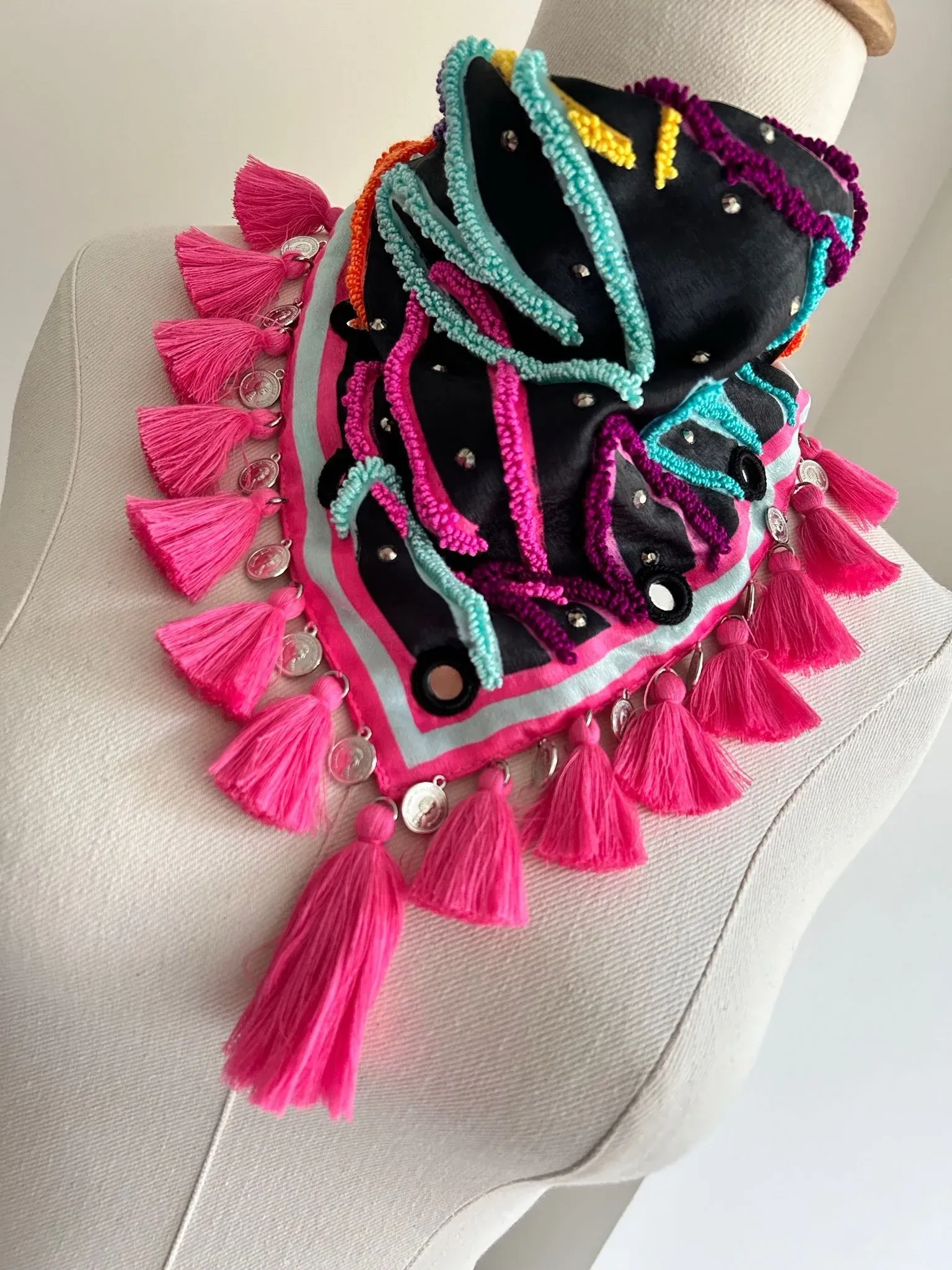 Panoleta negra 🖤”Dulce Corazón” bordada a mano