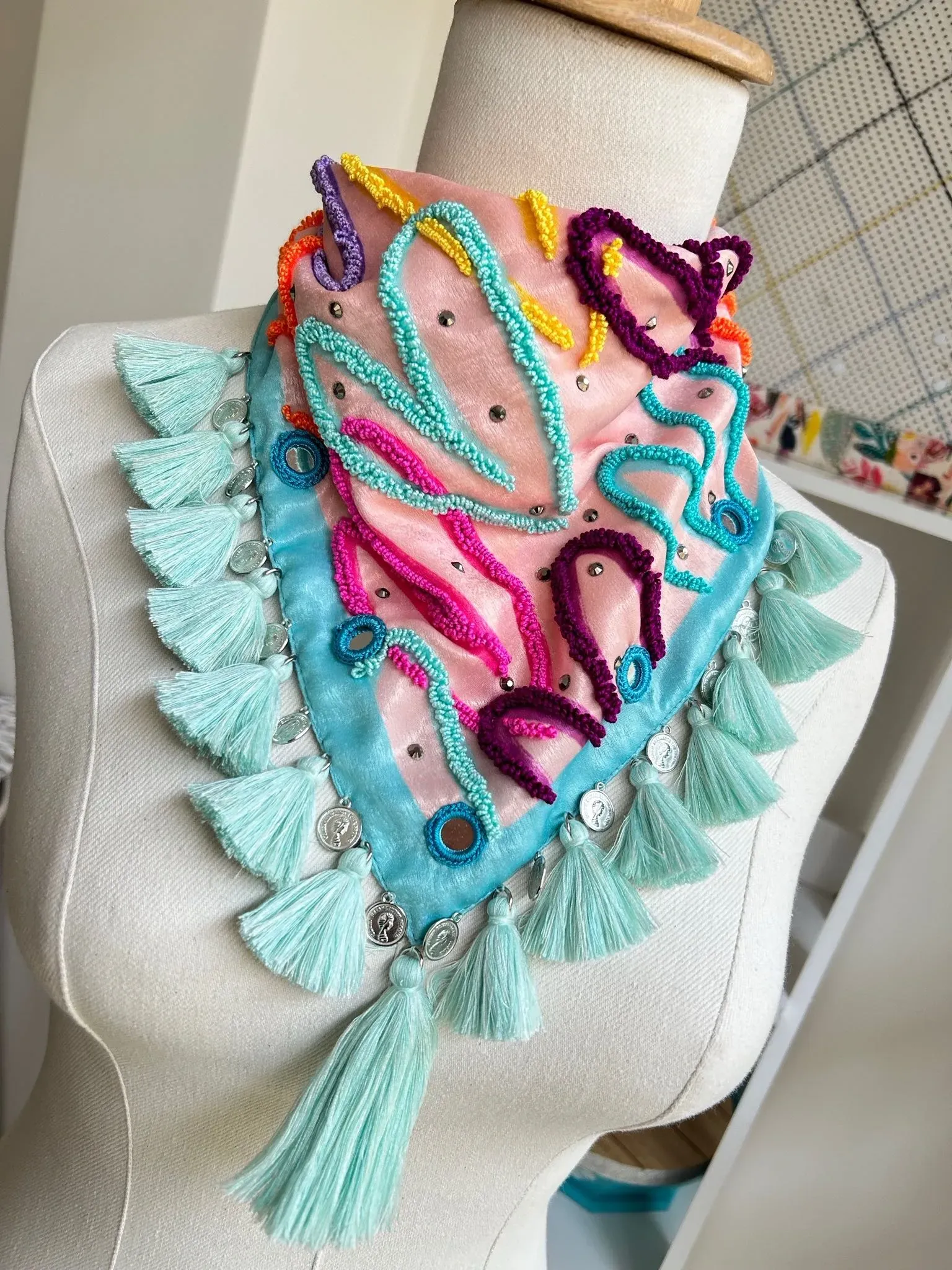 Pañoleta Verde Menta 🩵”Dulce Corazón” bordada a mano