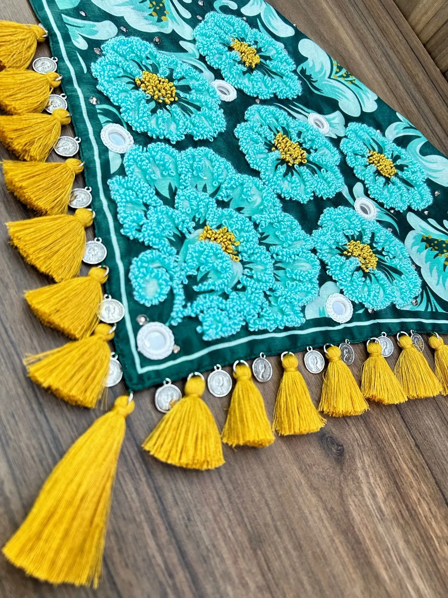 Pañoleta bordada flores verdes con borlas mostaza 2