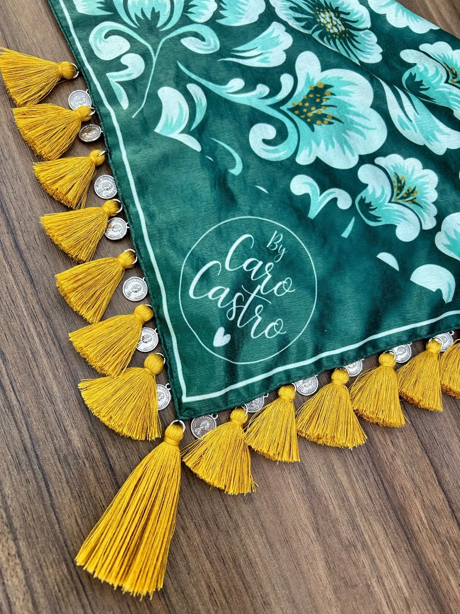 Pañoleta bordada flores verdes con borlas mostaza 3