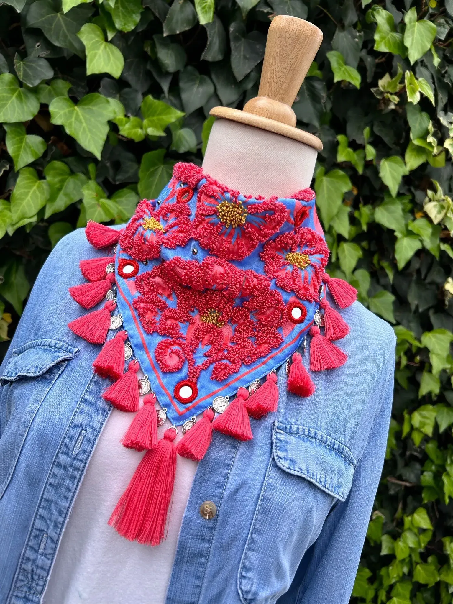 Pañoleta bordada flores rojas con borlas rojas 