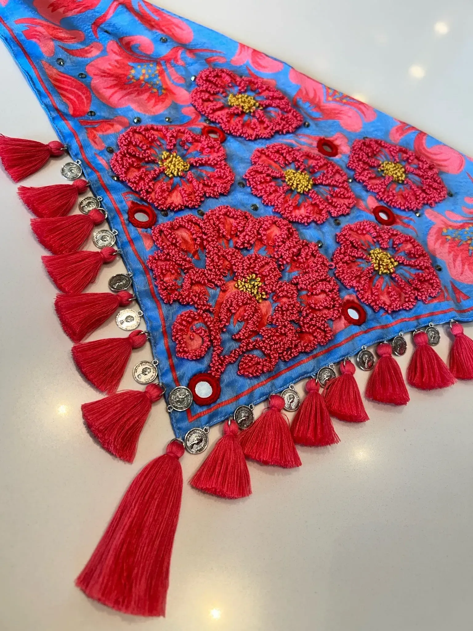 Pañoleta bordada flores rojas con borlas rojas  2