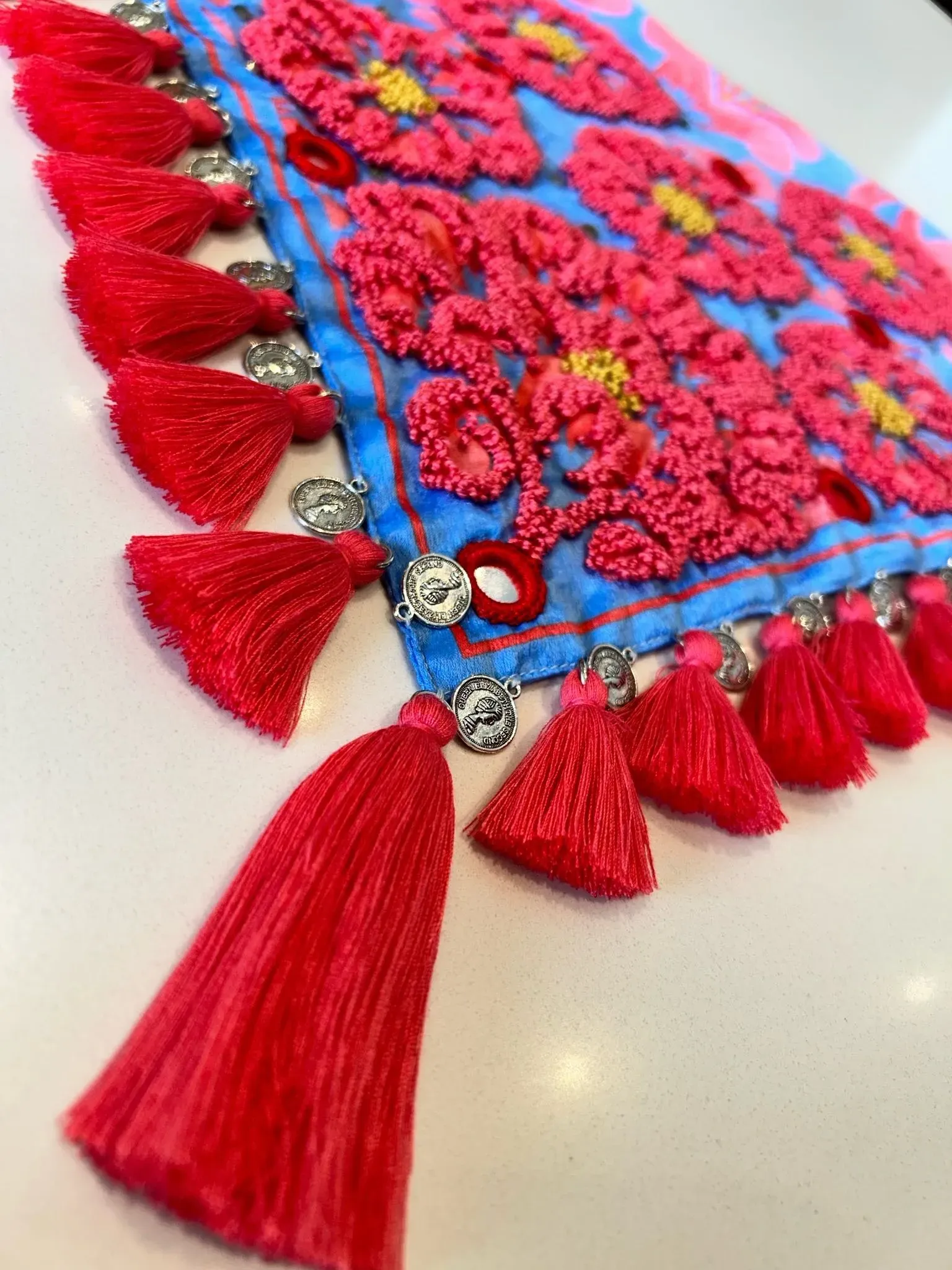 Pañoleta bordada flores rojas con borlas rojas  3