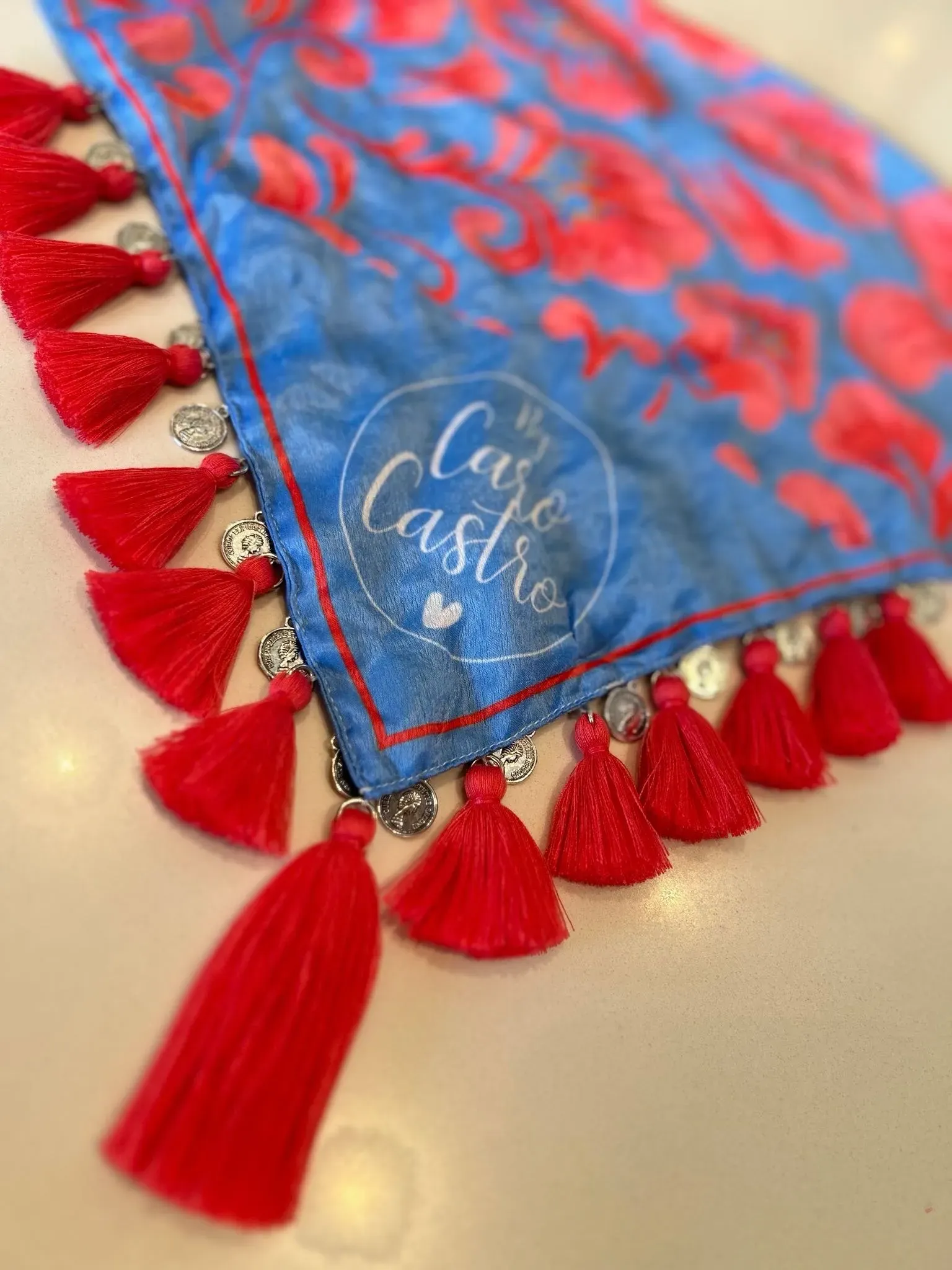 Pañoleta bordada flores rojas con borlas rojas  4