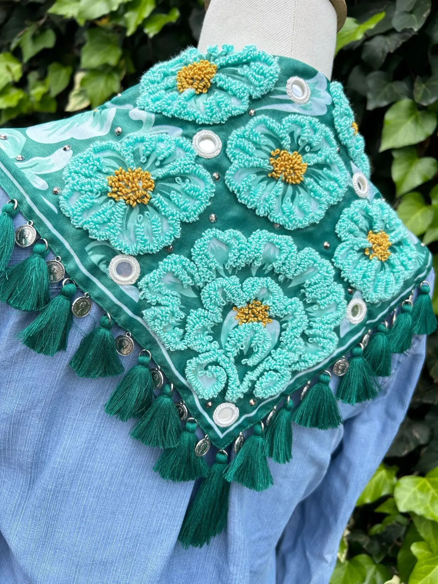 Pañoleta bordada flores verdes 🌸 con borlas en hilo verde oscuro 2
