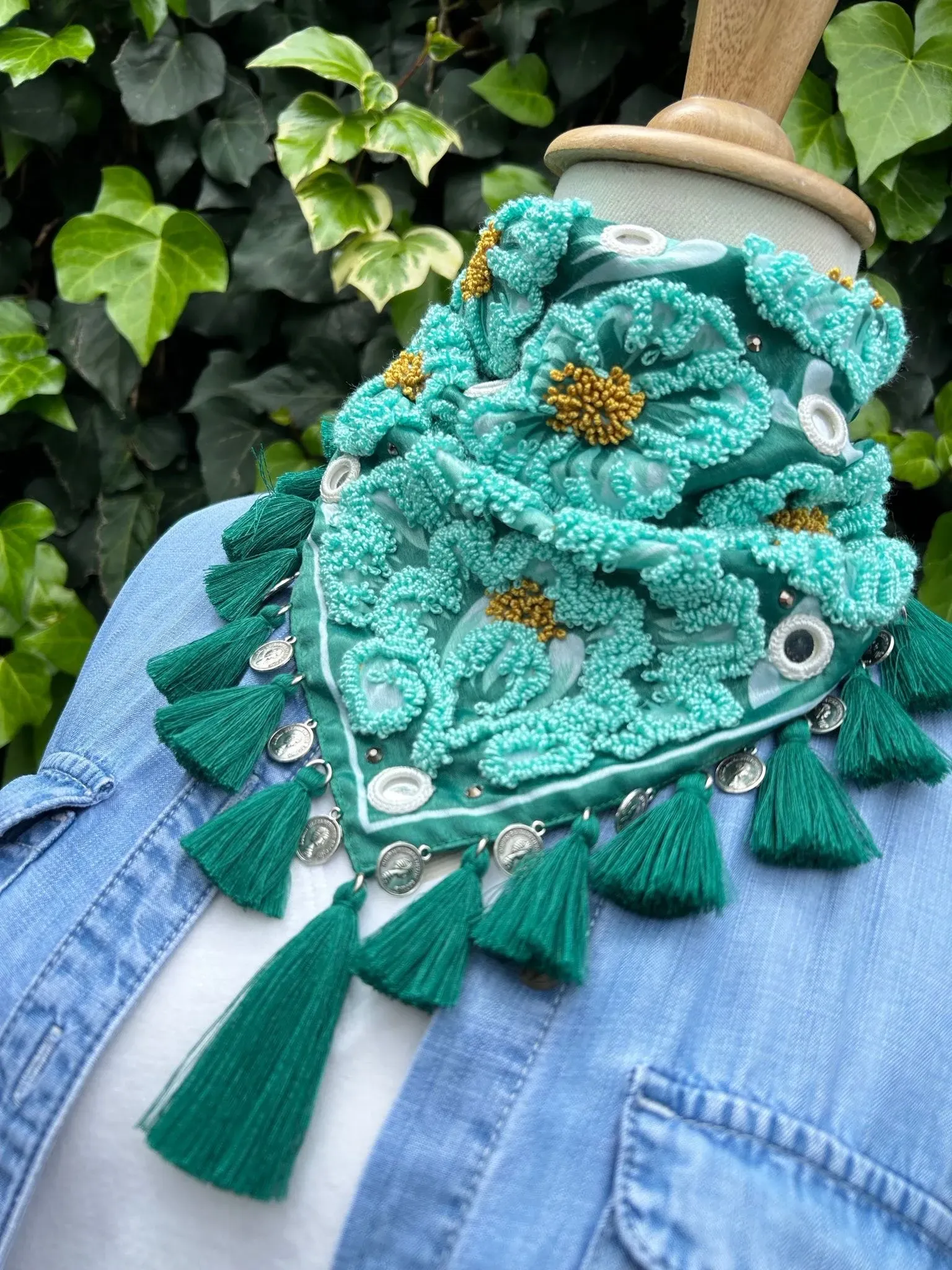 Pañoleta bordada flores verdes 🌸 con borlas en hilo verde oscuro 3