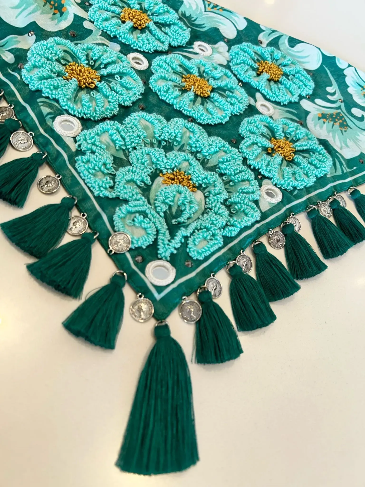 Pañoleta bordada flores verdes 🌸 con borlas en hilo verde oscuro 4
