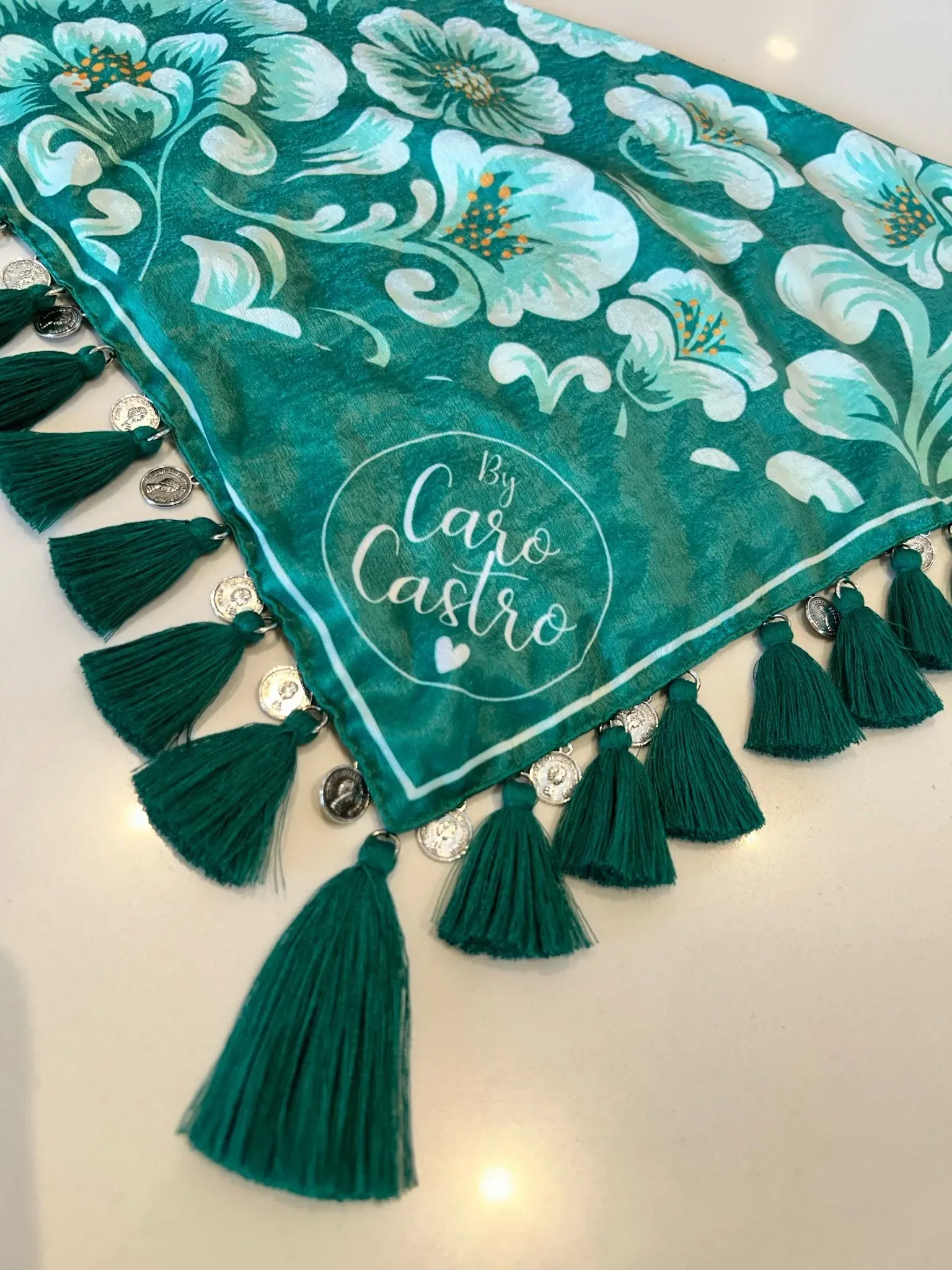 Pañoleta bordada flores verdes 🌸 con borlas en hilo verde oscuro 5