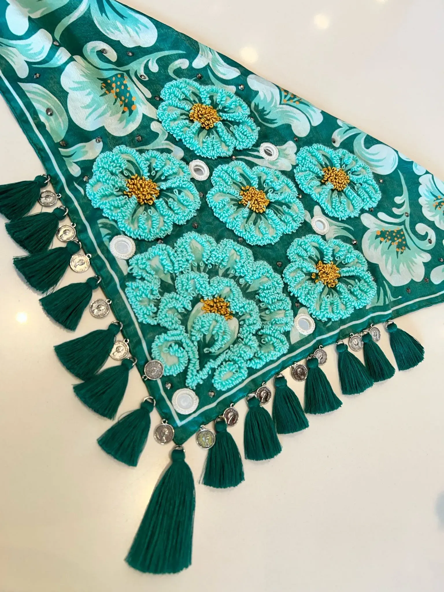 Pañoleta bordada flores verdes 🌸 con borlas en hilo verde oscuro 6