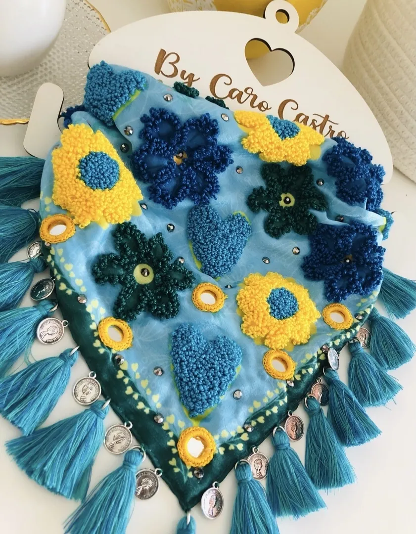 Pañoleta Bordada a mano de Flores y Corazones 2