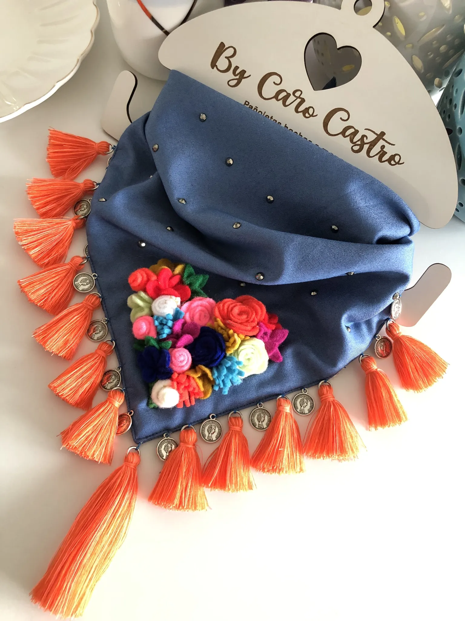 Pañoleta mi Corazon Autentico borla naranja . 2