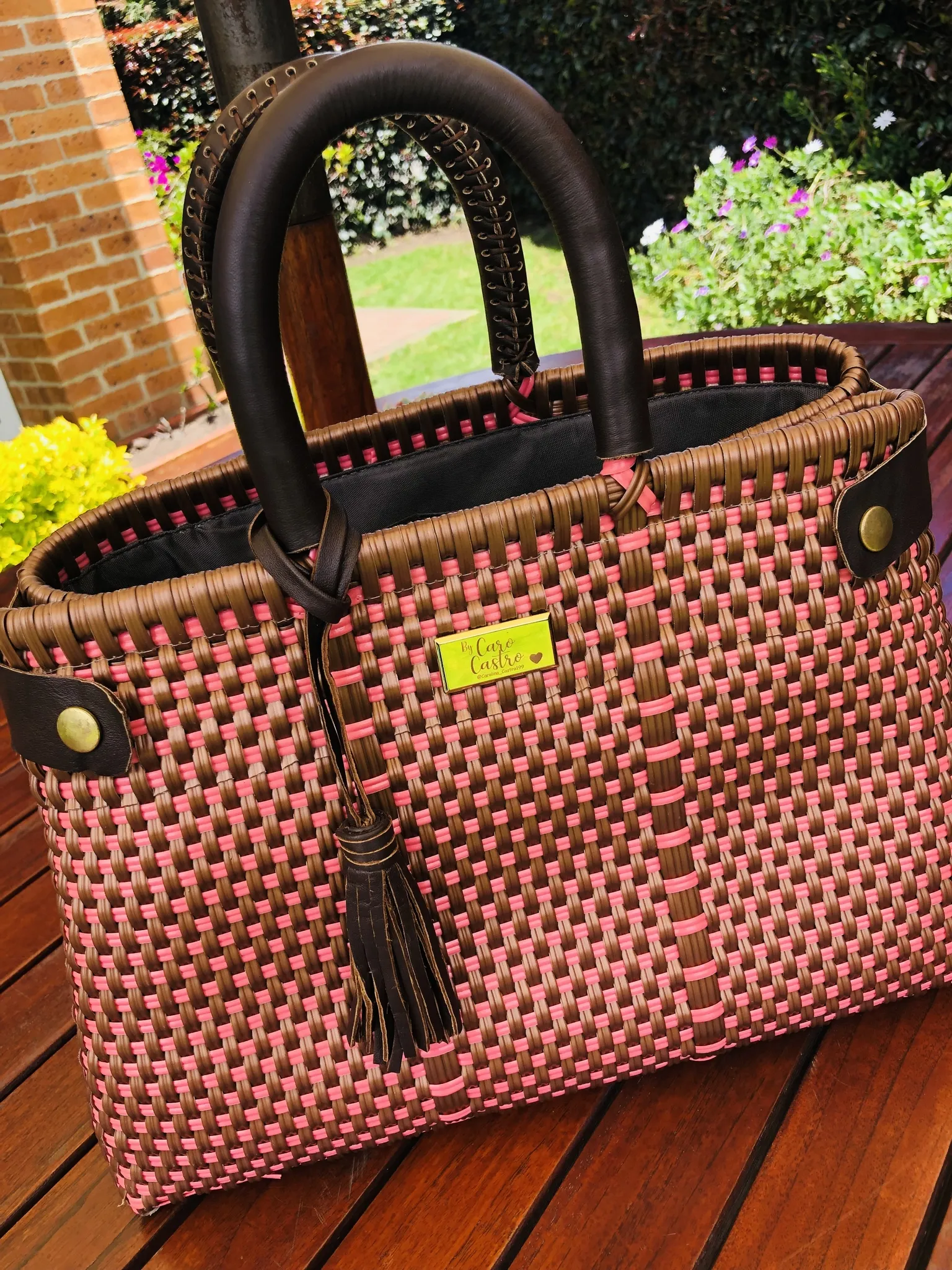 Cartera Salmon con cafe tejida a mano