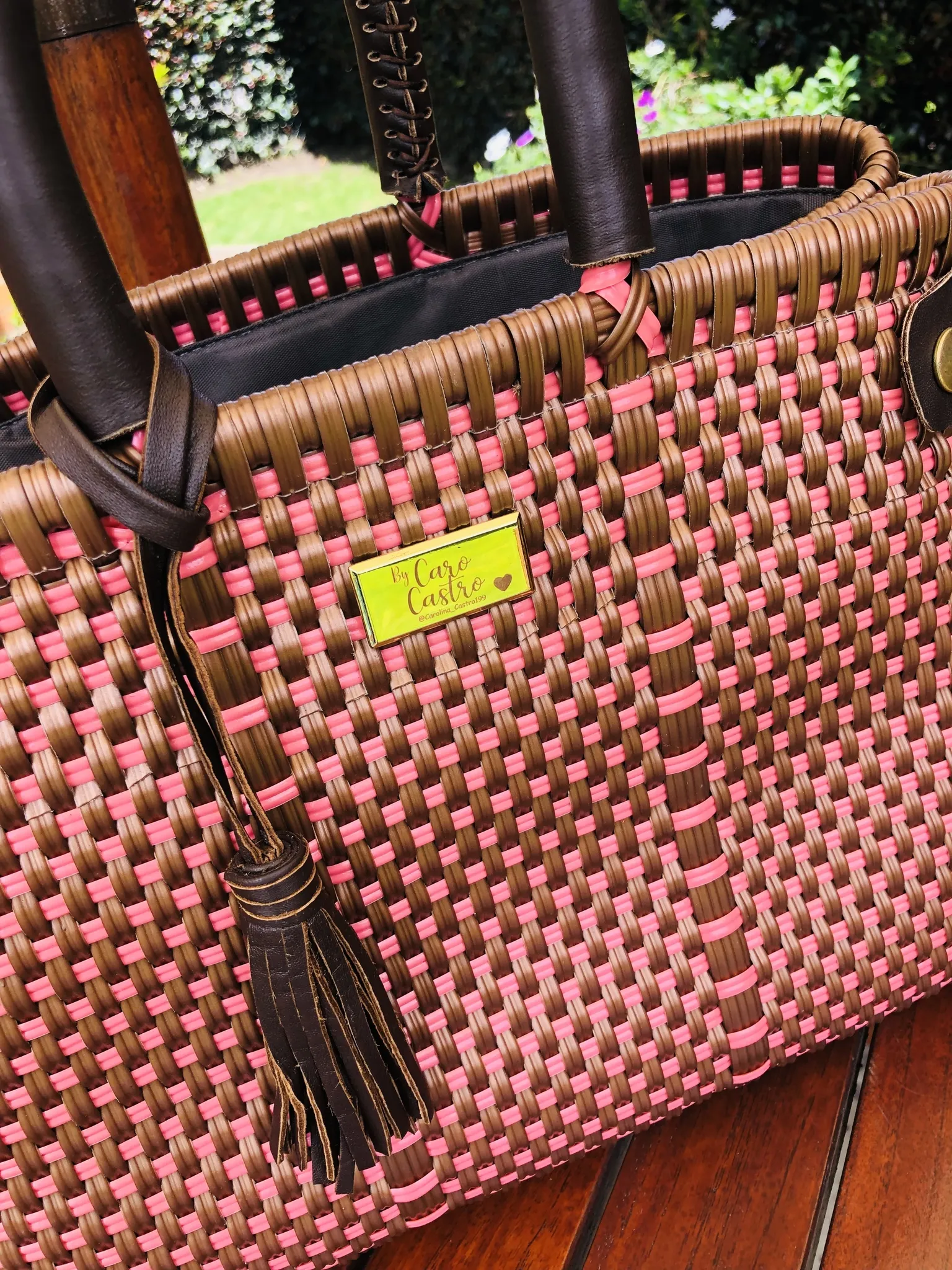 Cartera Salmon con cafe tejida a mano 2