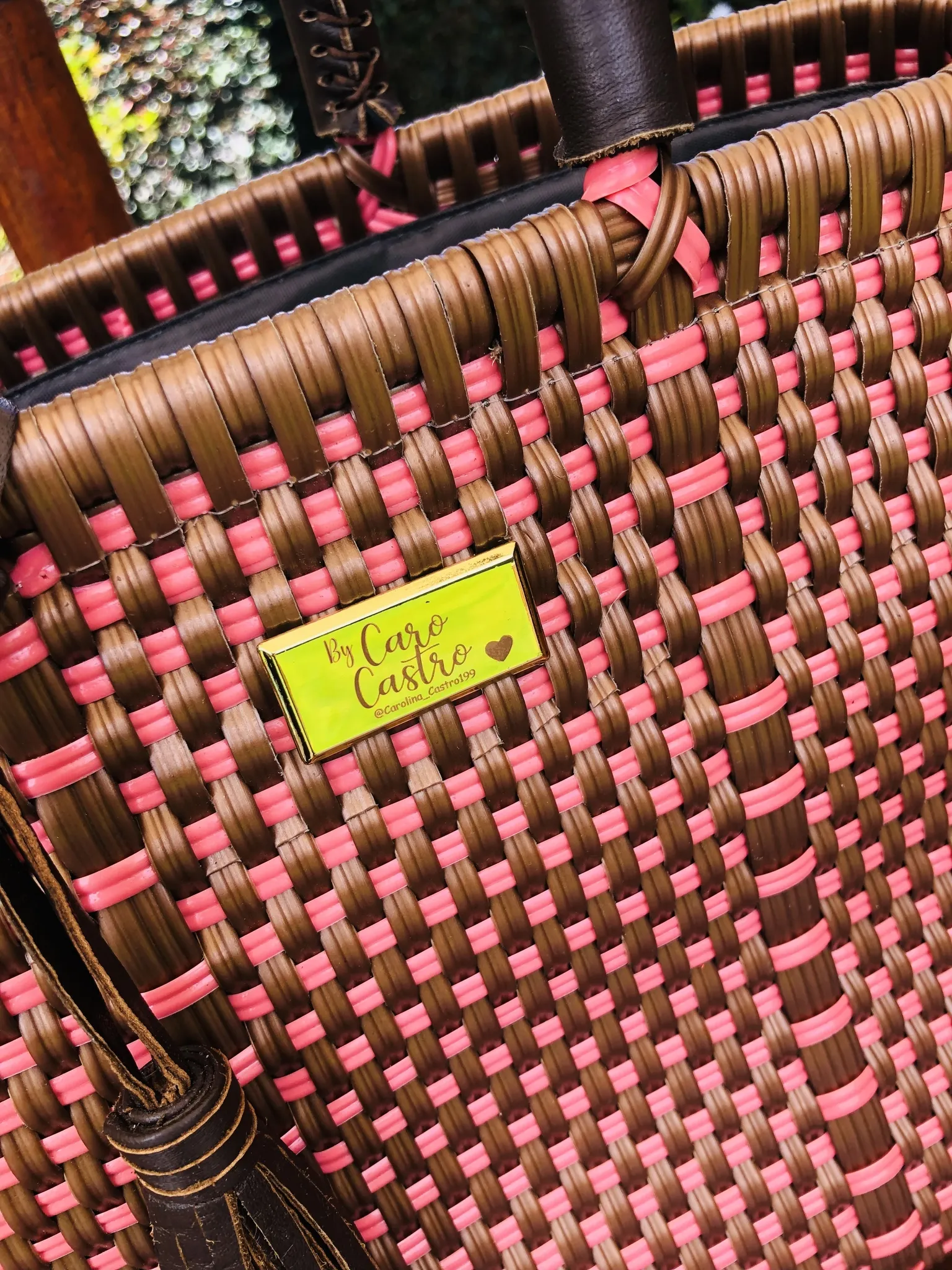 Cartera Salmon con cafe tejida a mano 3