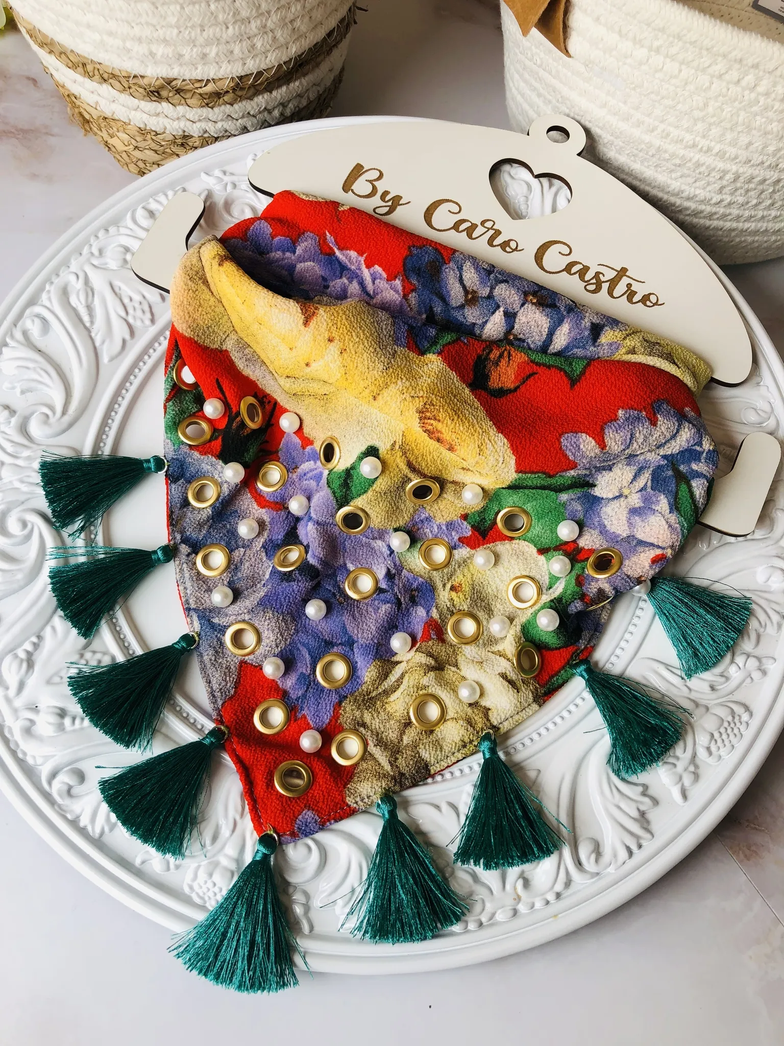 Pañoleta con borlas y apliques.