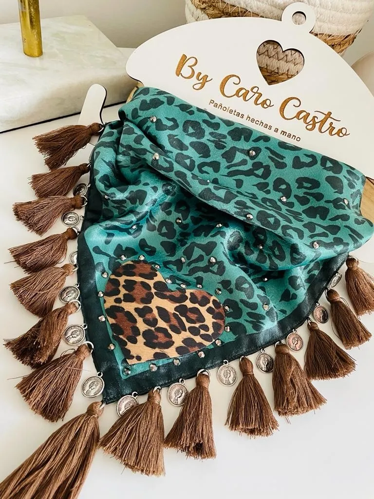 Pañoleta Verde Esmeralda corazon animal print 2