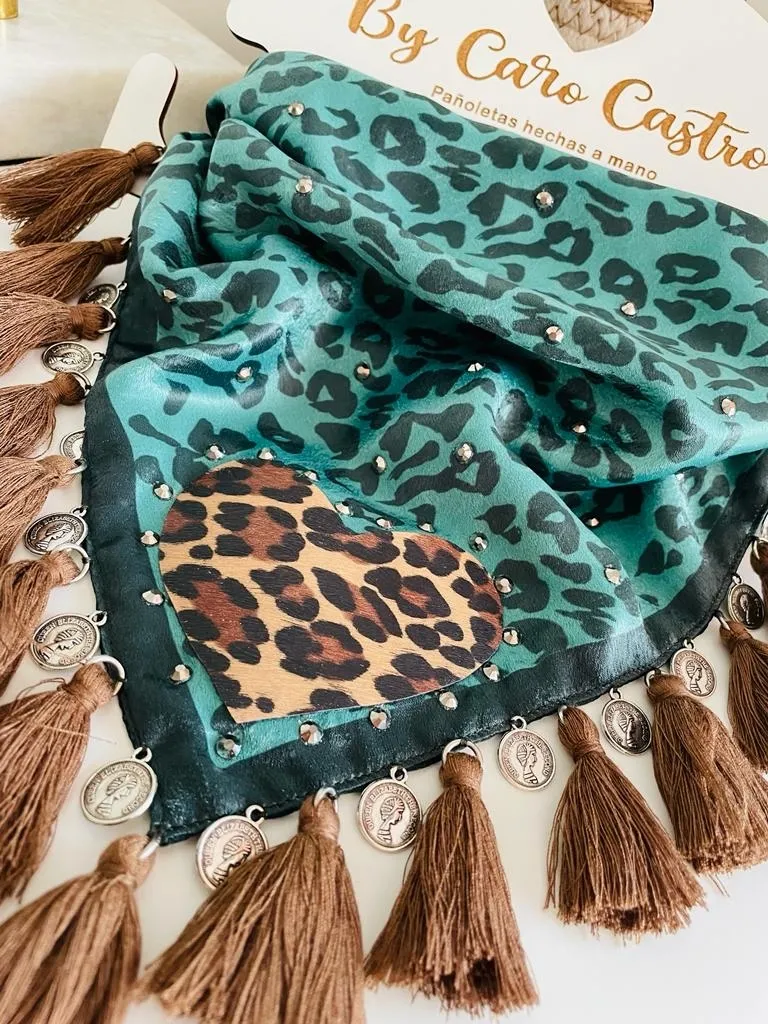 Pañoleta Verde Esmeralda corazon animal print 3
