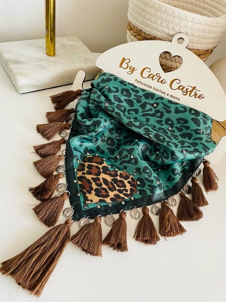 Pañoleta Verde Esmeralda corazon animal print 4