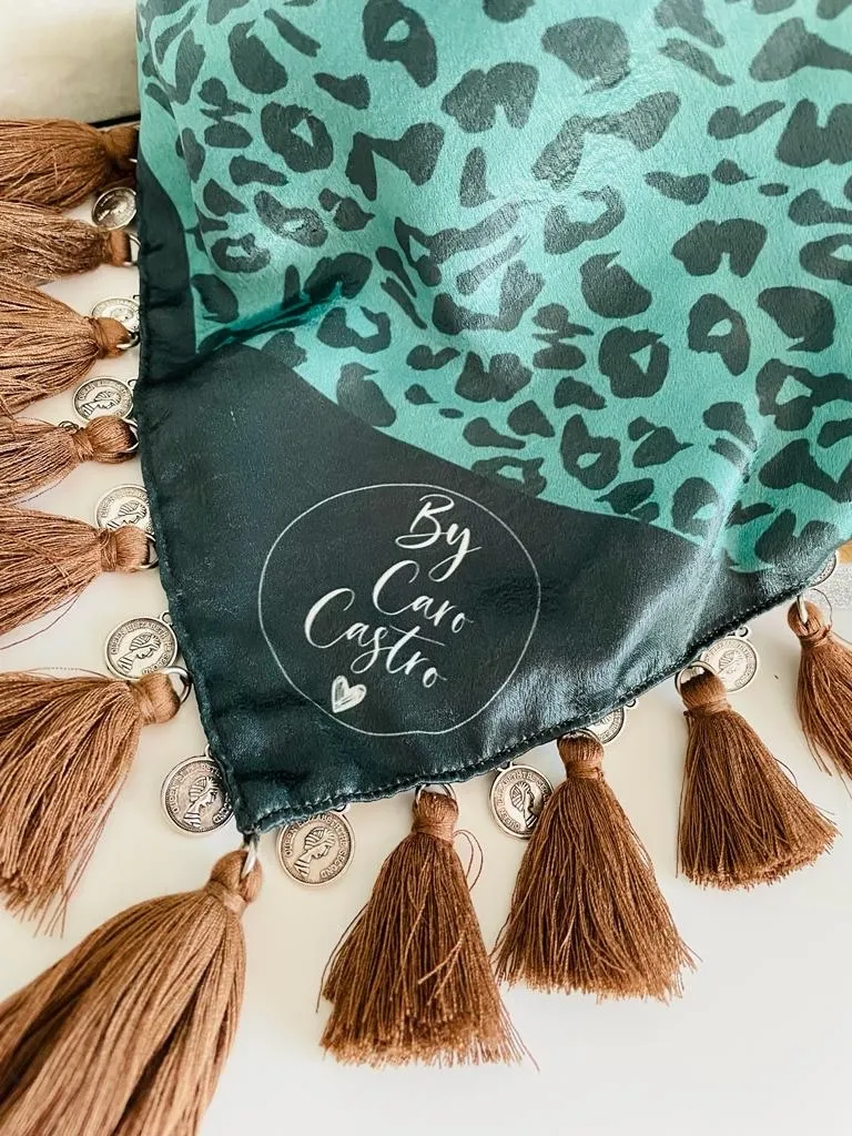 Pañoleta Verde Esmeralda corazon animal print 5