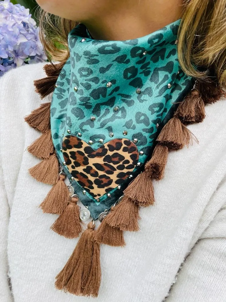 Pañoleta Verde Esmeralda corazon animal print 6