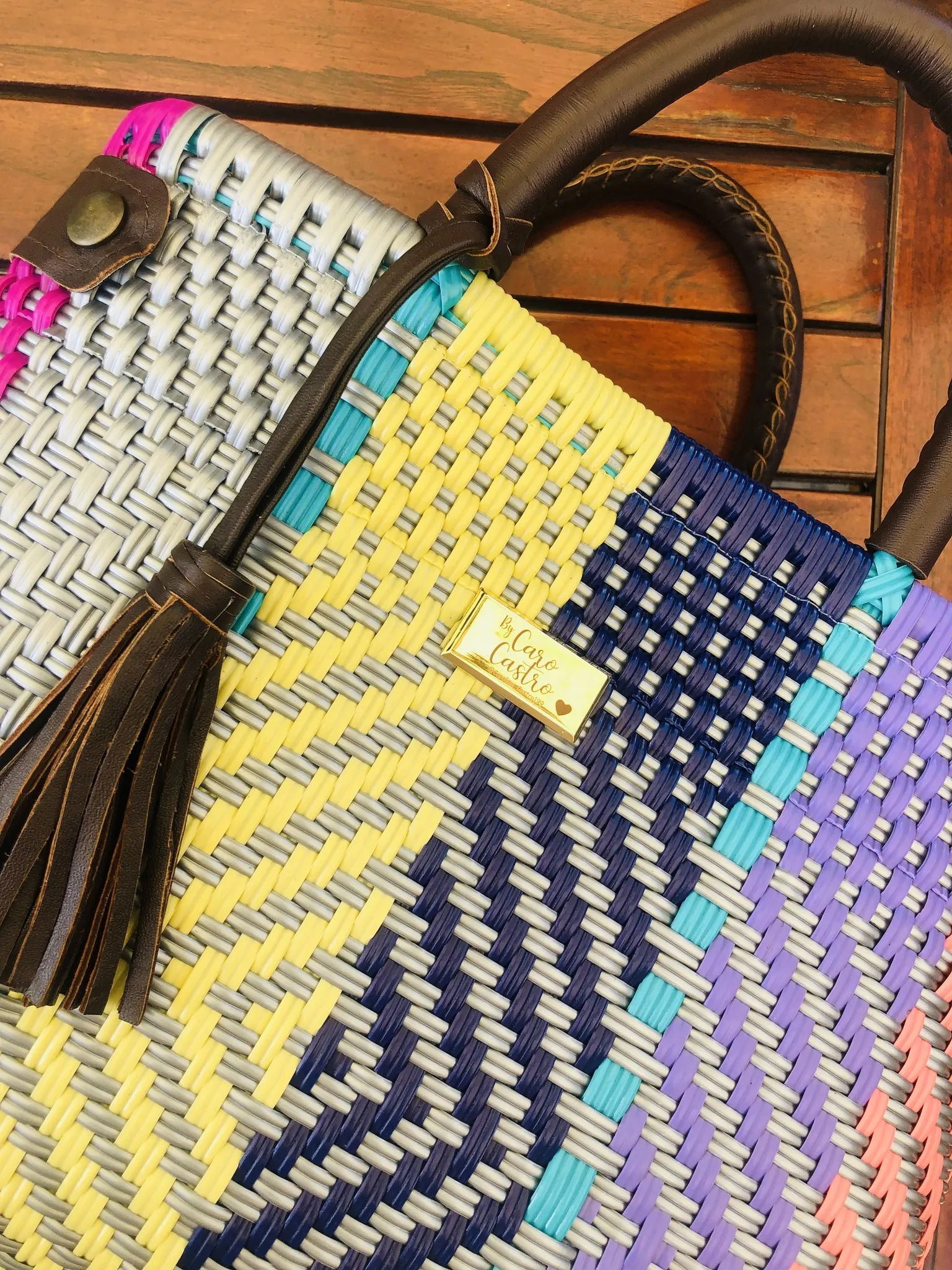 Cartera arcoiris tejida a mano. 2