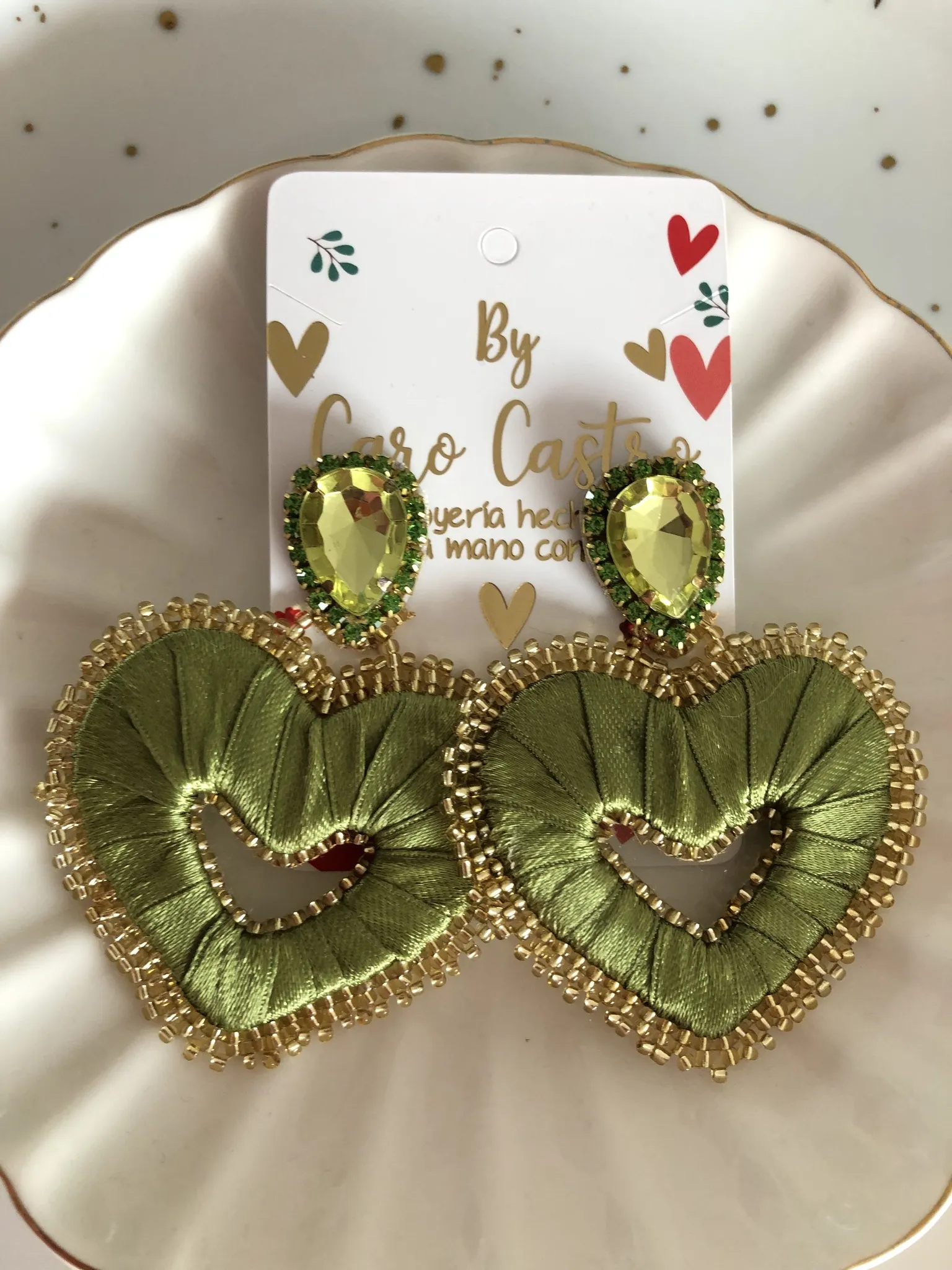 Aretes Corazón Cinta Verde con Borde Dorado