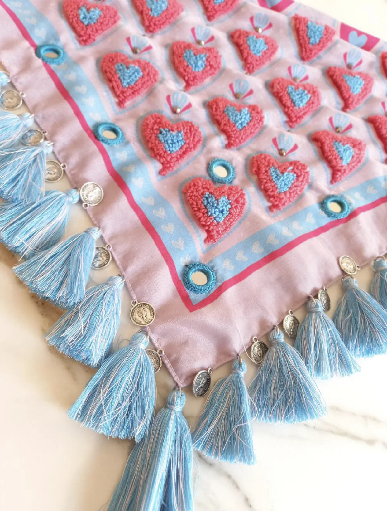 Pañoleta Bordada corazones pastel.