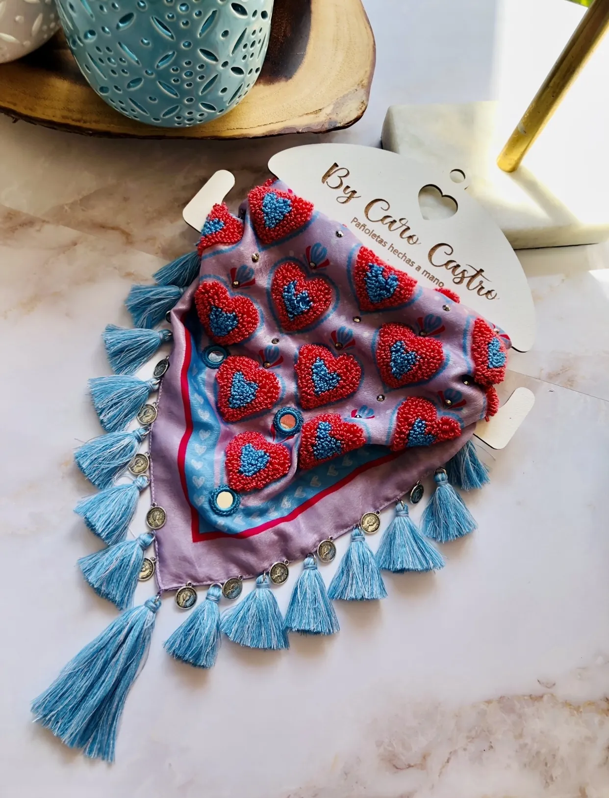 Pañoleta Bordada corazones pastel. 2